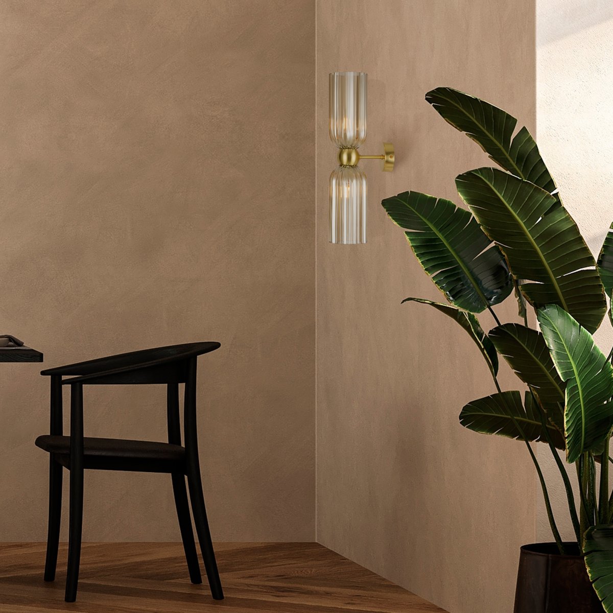 Antic 45cm Guld vägglampa från Maytoni - Den dubbla glaskupan i cognacsf&auml;rgat glas kombineras med en elegant gyllene armatur, vilket skapar en harmonisk balans mellan modern design och klassisk charm.