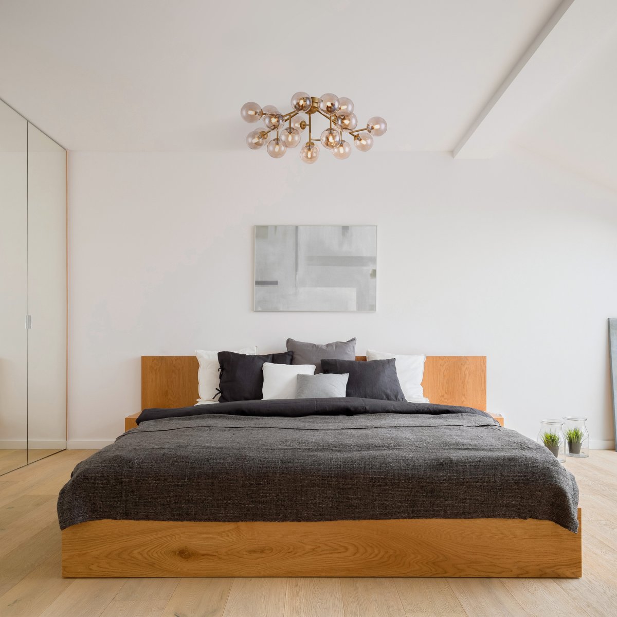 Dallas 20 Guld plafond från Maytoni - Dess unika design med runda glaskupor i olika riktningar skapar ett dramatiskt och elegant ljusspel som fyller rummet med v&auml;rme och karakt&auml;r.