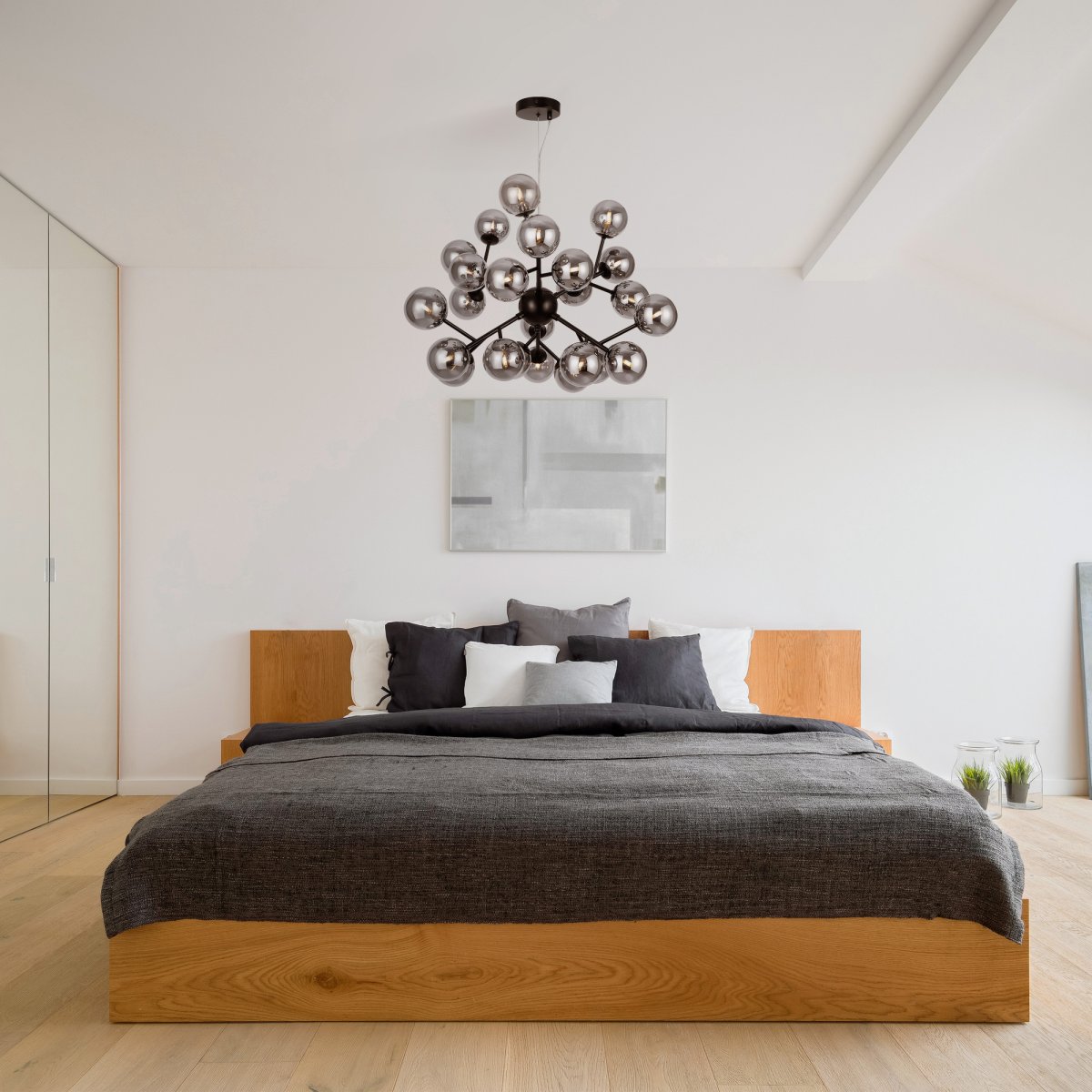 Dallas Ø65 Svart taklampa från Maytoni - Dess unika design med runda glaskupor i olika riktningar skapar ett dramatiskt och elegant ljusspel som fyller rummet med v&auml;rme och karakt&auml;r.