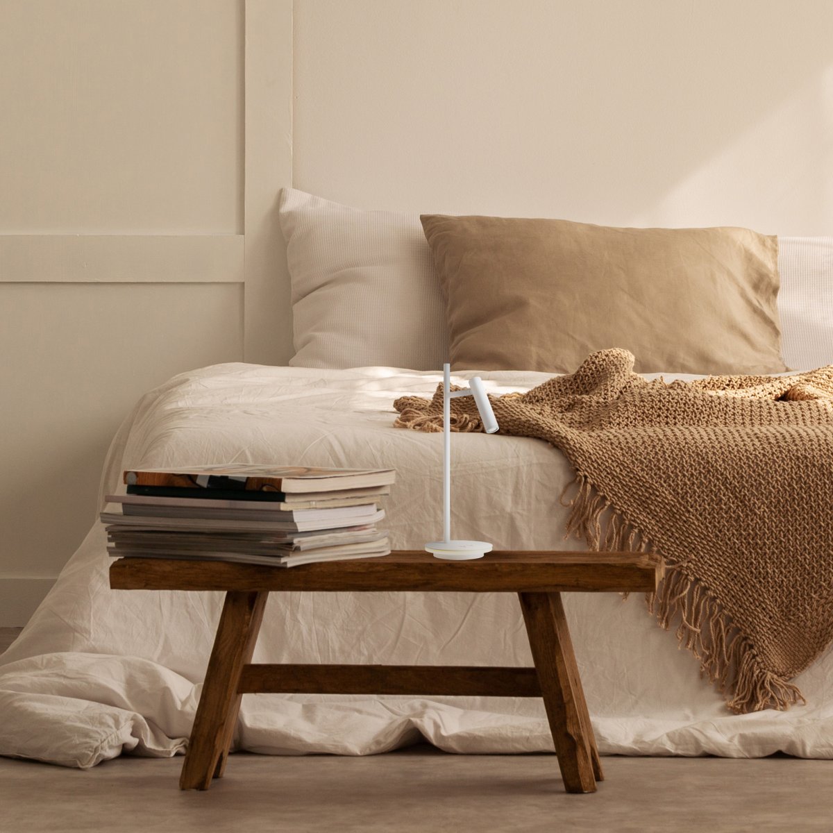 Estudo 45cm Vit skrivbordslampa från Maytoni - Den minimalistiska formen och den eleganta foten med en integrerad ljuskant g&ouml;r Estudo till ett m&aring;ngsidigt och elegant till&auml;gg till b&aring;de hem och kontor.