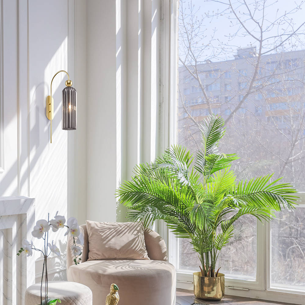 Antic 54cm Rök vägglampa från Maytoni - Med sin sofistikerade b&aring;gform och unika f&auml;rgkombination blir den ett perfekt val f&ouml;r dig som vill tillf&ouml;ra en tidl&ouml;s och elegant k&auml;nsla till ditt hem.