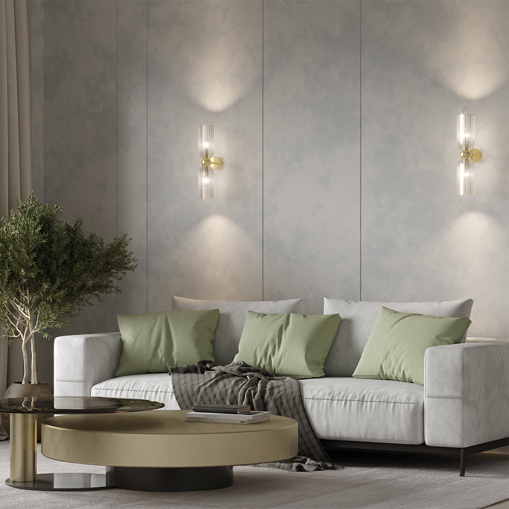 Antic 45cm Guld vägglampa från Maytoni - Den dubbla glaskupan i cognacsf&auml;rgat glas kombineras med en elegant gyllene armatur, vilket skapar en harmonisk balans mellan modern design och klassisk charm.