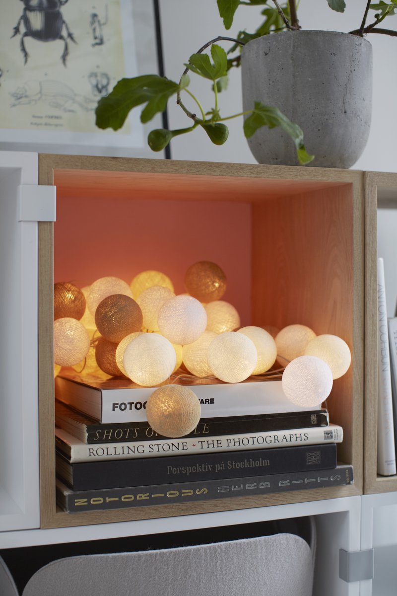 Irislights Creamy White 35 bollar Beige från Irislights - Slingan &auml;r tillverkad i plast och har handtillverkade bollar i bomull och polyester som ger ett fint mjukt ljus n&auml;r den &auml;r t&auml;nd.