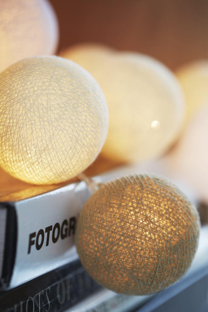 Irislights Creamy White 35 bollar Beige från Irislights - Slingan &auml;r tillverkad i plast och har handtillverkade bollar i bomull och polyester som ger ett fint mjukt ljus n&auml;r den &auml;r t&auml;nd.