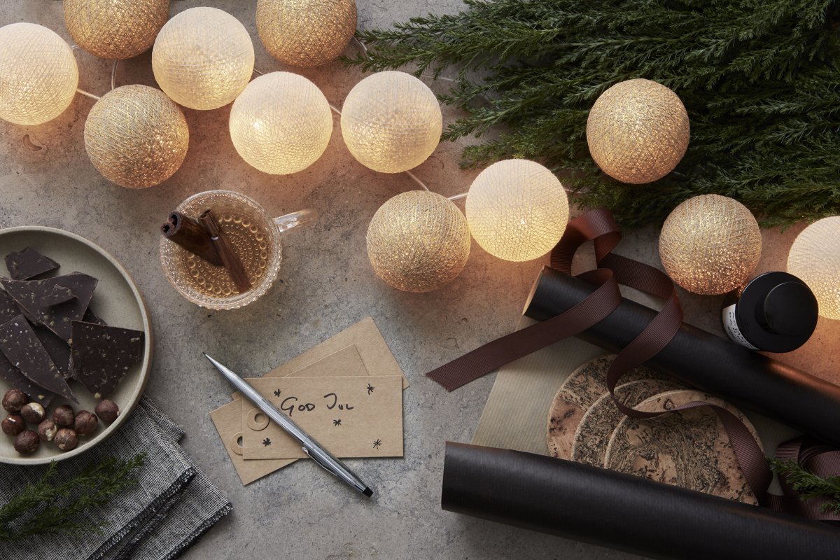 Irislights Gold 20 bollar Guld från Irislights - Den eleganta ljusslingan Gold kommer fr&aring;n Irislights och &auml;r en h&auml;rlig ljusk&auml;lla tillverkad av handgjorda bollar i bomull och polyester.