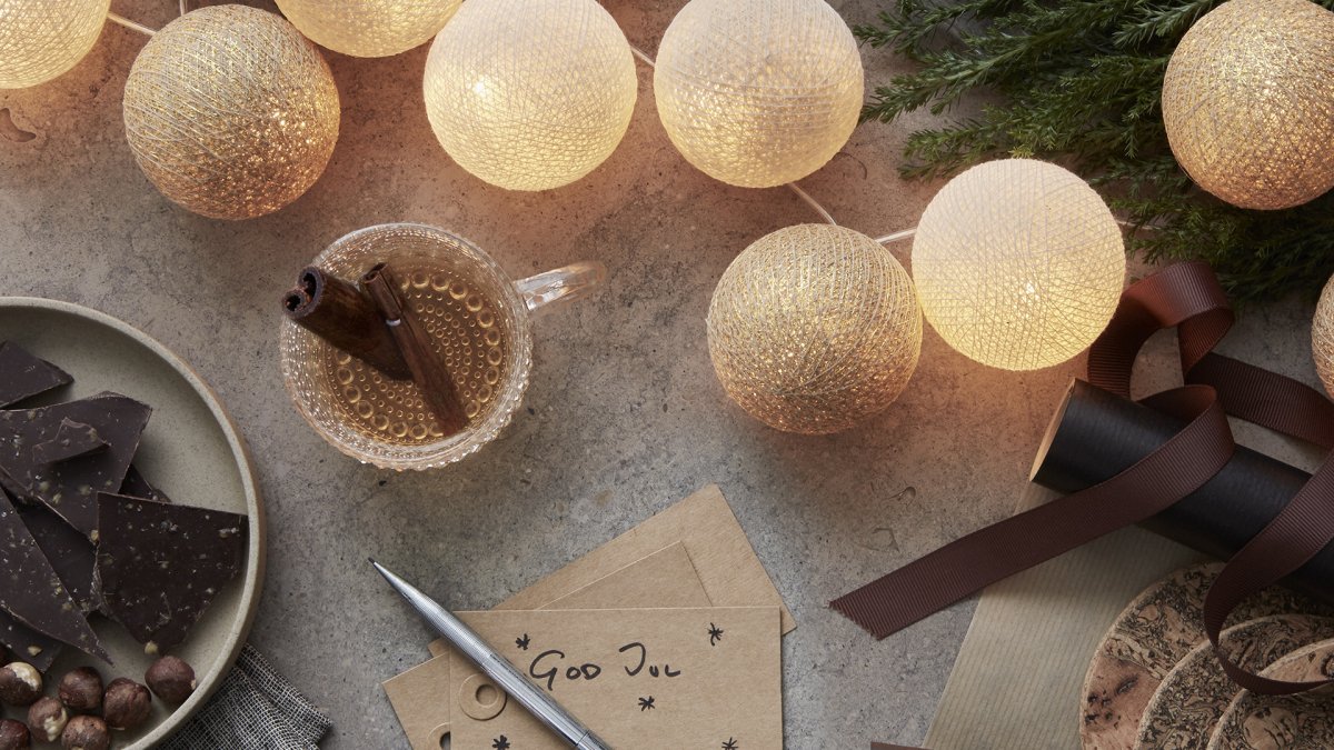 Irislights Gold 20 bollar Guld från Irislights - Den eleganta ljusslingan Gold kommer fr&aring;n Irislights och &auml;r en h&auml;rlig ljusk&auml;lla tillverkad av handgjorda bollar i bomull och polyester.
