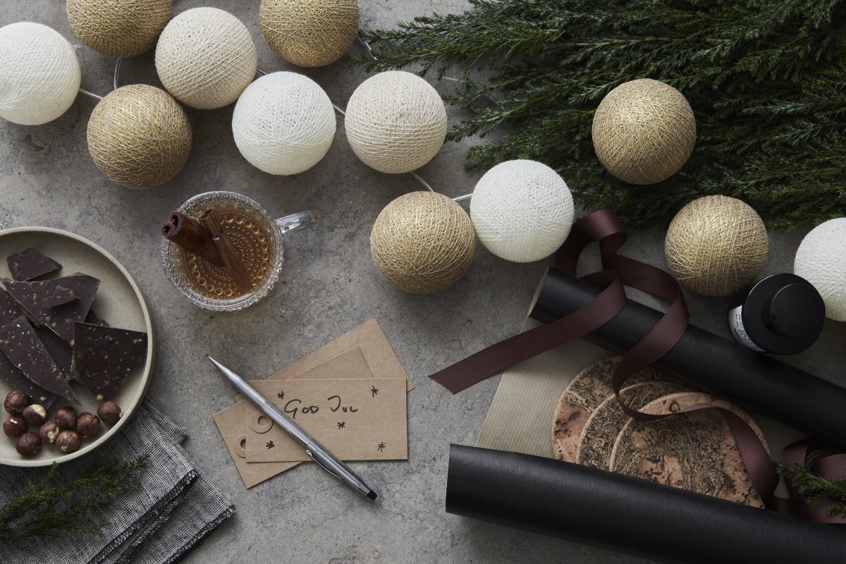 Irislights Gold 20 bollar Guld från Irislights - Den eleganta ljusslingan Gold kommer fr&aring;n Irislights och &auml;r en h&auml;rlig ljusk&auml;lla tillverkad av handgjorda bollar i bomull och polyester.