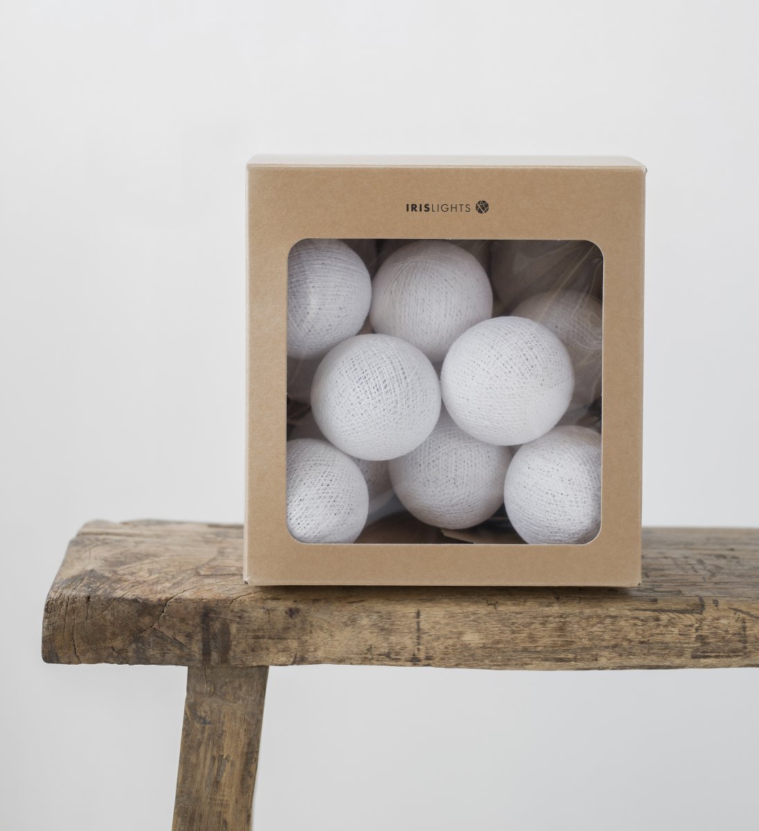 Irislights Pure white 20 bollar Vit från Irislights - Slingan kommer med handgjorda bollar i bomull och polyestertr&aring;d och ger ifr&aring;n sig ett mysigt sken n&auml;r den &auml;r t&auml;nd.