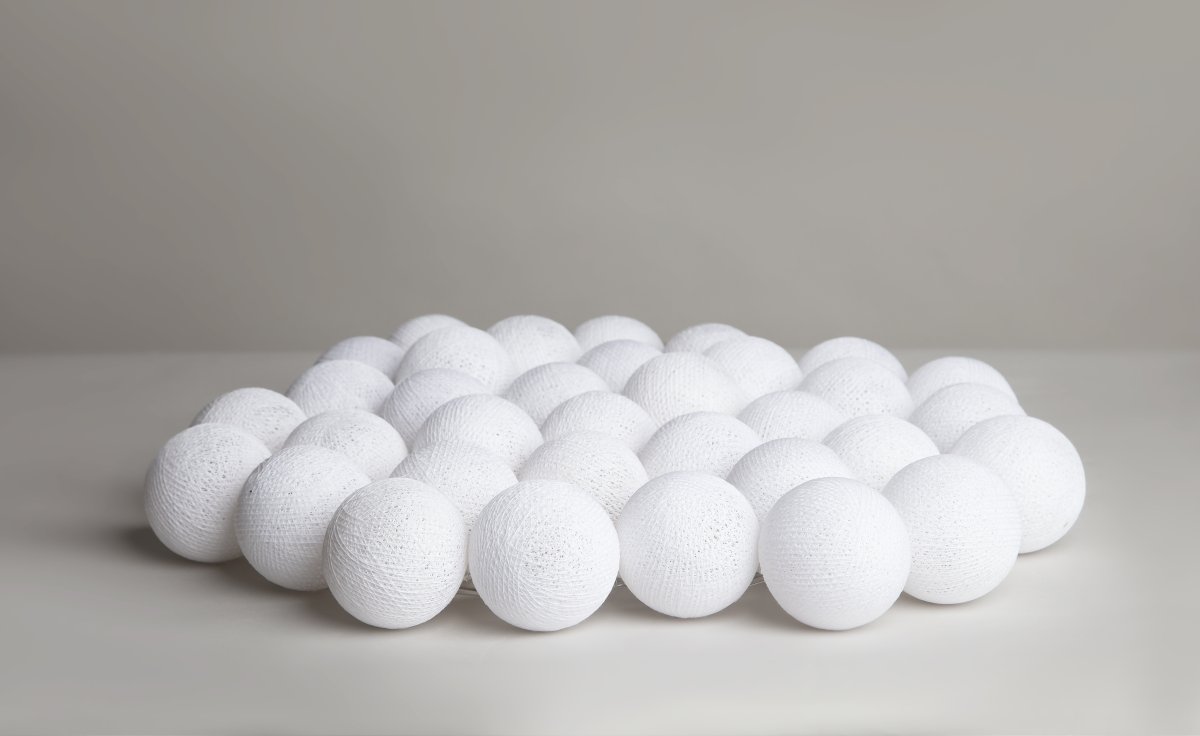Irislights Pure white 20 bollar Vit från Irislights - Slingan kommer med handgjorda bollar i bomull och polyestertr&aring;d och ger ifr&aring;n sig ett mysigt sken n&auml;r den &auml;r t&auml;nd.