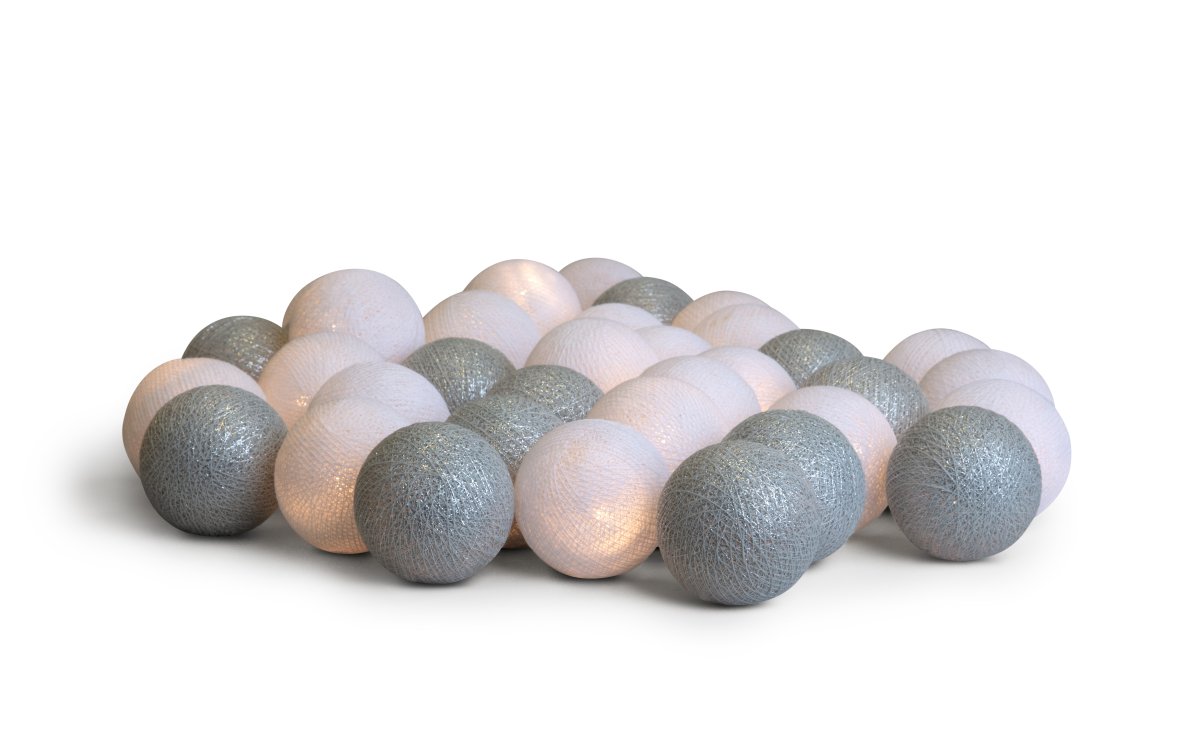 Irislights Silver 35 bollar Silver från Irislights - Den eleganta ljusslingan Silver kommer fr&aring;n Irislights och &auml;r en h&auml;rlig ljusk&auml;lla tillverkad av handgjorda bollar i bomull och polyester.