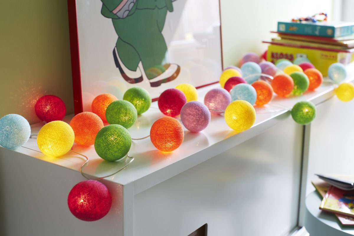 Irislights Tivoli 35 bollar Flerfärgad från Irislights - Ljusslingan &auml;r tillverkad i plast med handgjorda bollar i bomull och polyestertr&aring;d.