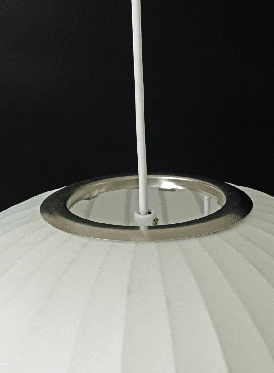 Kanoa Ø40 Vit taklampa från Aneta Lighting - N&auml;r lampan &auml;r t&auml;nd sprids ett behagligt ljus genom tyget och bidrar till en varm och ombonad k&auml;nsla i rummet.