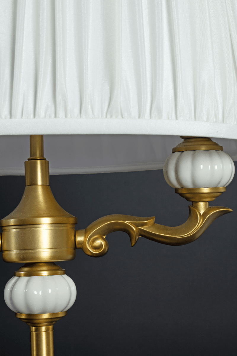 Toulouse 55cm Guld bordslampa från Aneta Lighting - Toulouse bordslampa har ett klassiskt och elegant uttryck med dekorativa detaljer och en vacker guldfinish.