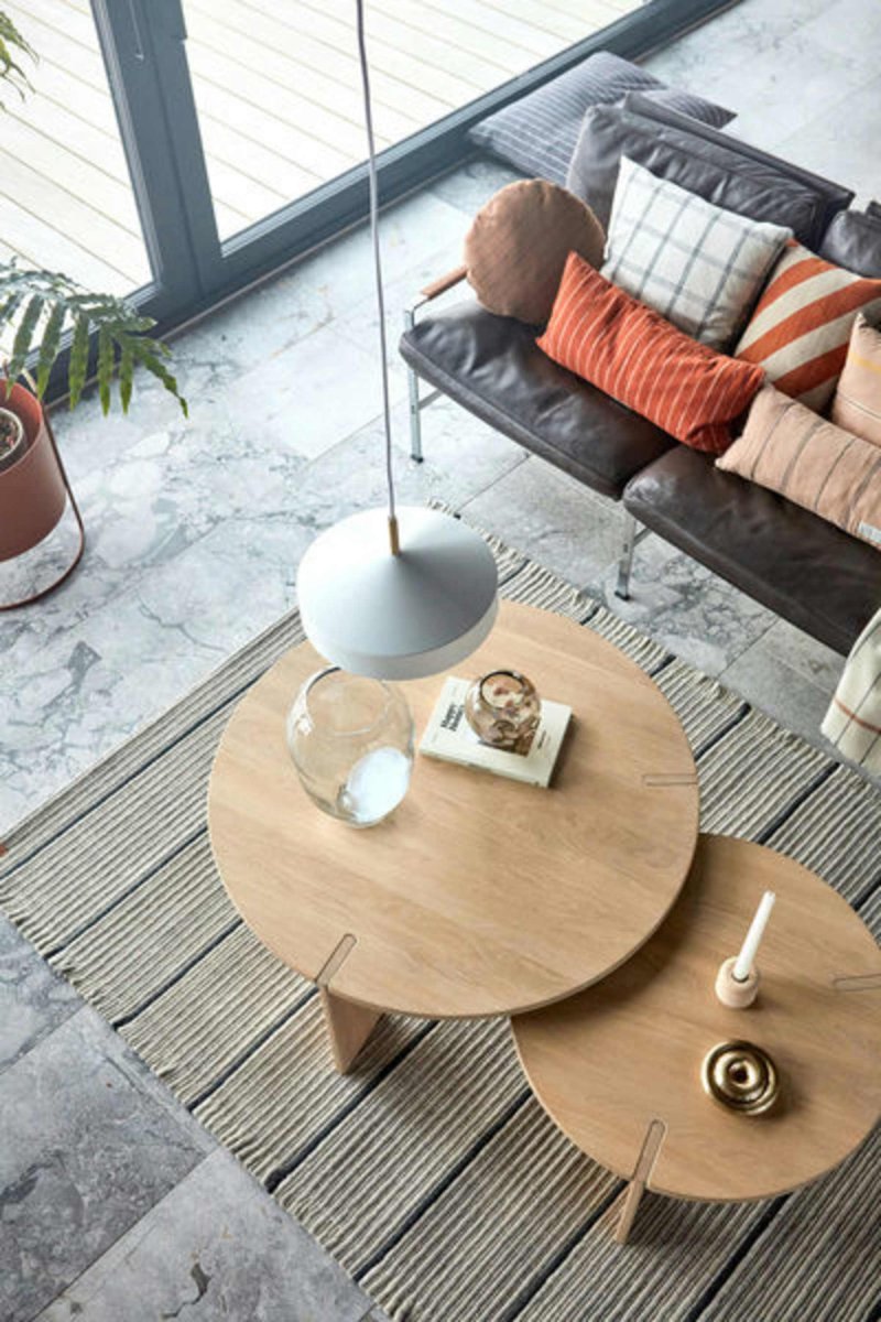 Hatto Ø30 Vit taklampa från OYOY - Hatto pendel i vitt har en stilren design med matt finish, eleganta m&auml;ssingsdetaljer och textilsladd.