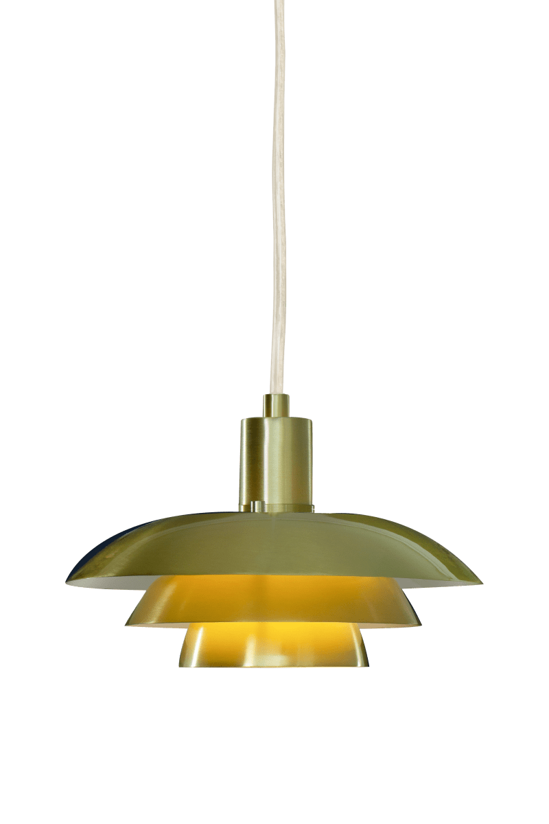 Epsilon Ø20 Guld fönsterlampa från Aneta Lighting - Epsilon f&ouml;nsterlampa har en tidl&ouml;s design med flera sk&auml;rmar i olika niv&aring;er som ger lampan ett karakt&auml;ristiskt och elegant uttryck.
