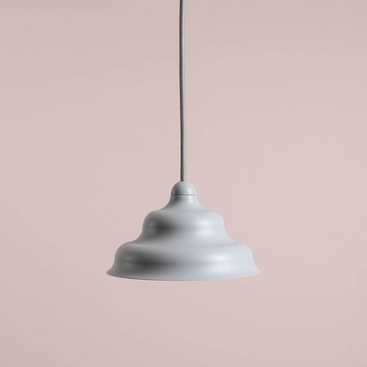 Wave Ø17 Blå taklampa från Artera - Wave &auml;r en modern pendel med retro design vilket g&ouml;r den till en m&aring;ngfaldig belysning och passar in i alla hem.