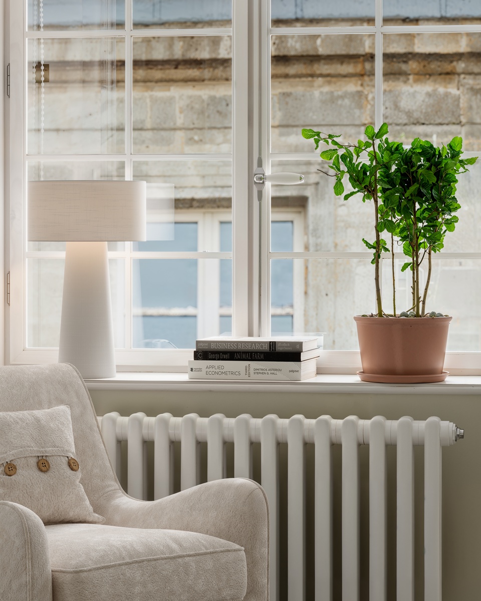 Linum 50cm Vit bordslampa från By Rydéns - Linum &auml;r en stilren och dekorativ bordslampa i vitt linne som skapar ett mjukt och harmoniskt uttryck i hemmet.