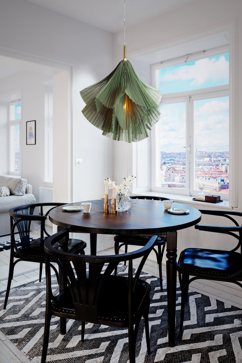 Juliette Ø75 Grön taklampa från By Rydéns - Tack vare sin unika form och eleganta detaljer &auml;r Juliette ett utm&auml;rkt val f&ouml;r dig som vill ha en taklampa som b&aring;de &auml;r vacker och ger r&auml;tt k&auml;nsla i rummet.
