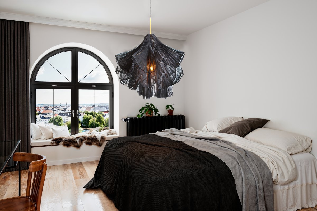 Juliette Ø75 Svart taklampa från By Rydéns - Tack vare sin unika form och eleganta detaljer &auml;r Juliette ett utm&auml;rkt val f&ouml;r dig som vill ha en taklampa som b&aring;de &auml;r vacker och ger r&auml;tt k&auml;nsla i rummet.