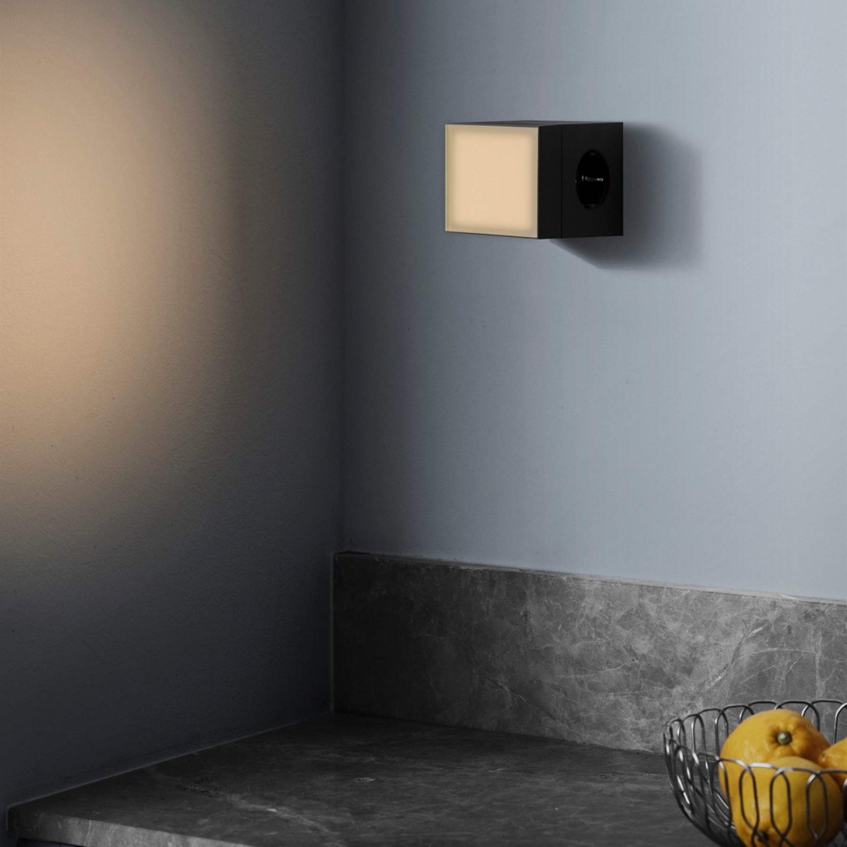 LAMP 1 - EU Svart från Avolt - Denna smidiga lilla lampa ansluts direkt i v&auml;gguttaget (230V) och passar perfekt som exempelvis nattlampa eller st&auml;mningsbelysning i hall, sovrum eller andra utrymmen d&auml;r du vill ha ett mjukt ljus.