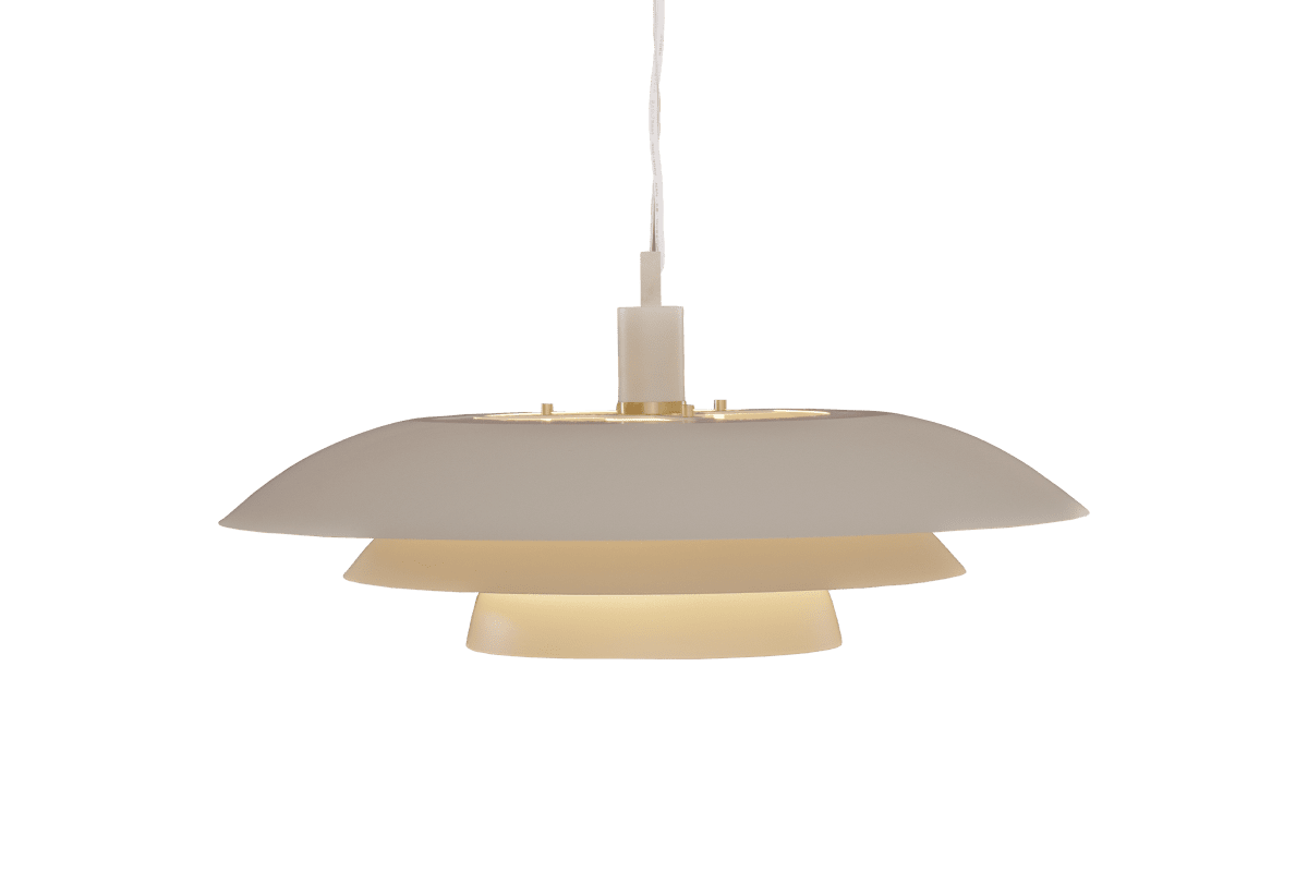 Epsilon Ø56 Beige taklampa från Aneta Lighting - Till Epsilon medf&ouml;ljer dubbla upps&auml;ttningar dekorringar och knoppar, v&auml;lj mellan krom och matt m&auml;ssing beroende p&aring; vad som passar b&auml;st i just ditt hem.