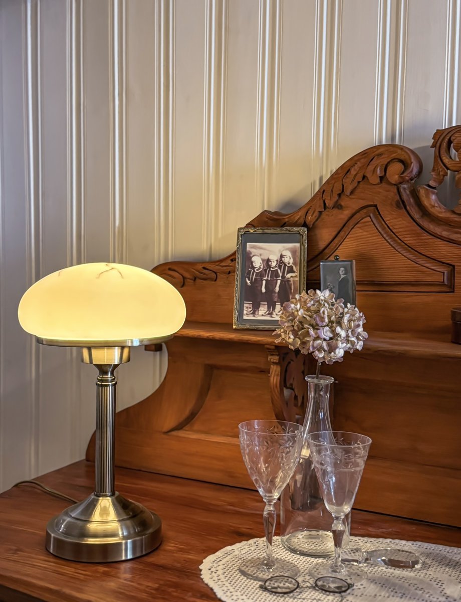 August 38cm Antikmässing bordslampa från Aneta Lighting - August sprider ett behagligt mjukt ljussken och passar utm&auml;rkt p&aring; en sk&auml;nk eller i ett f&ouml;nster.