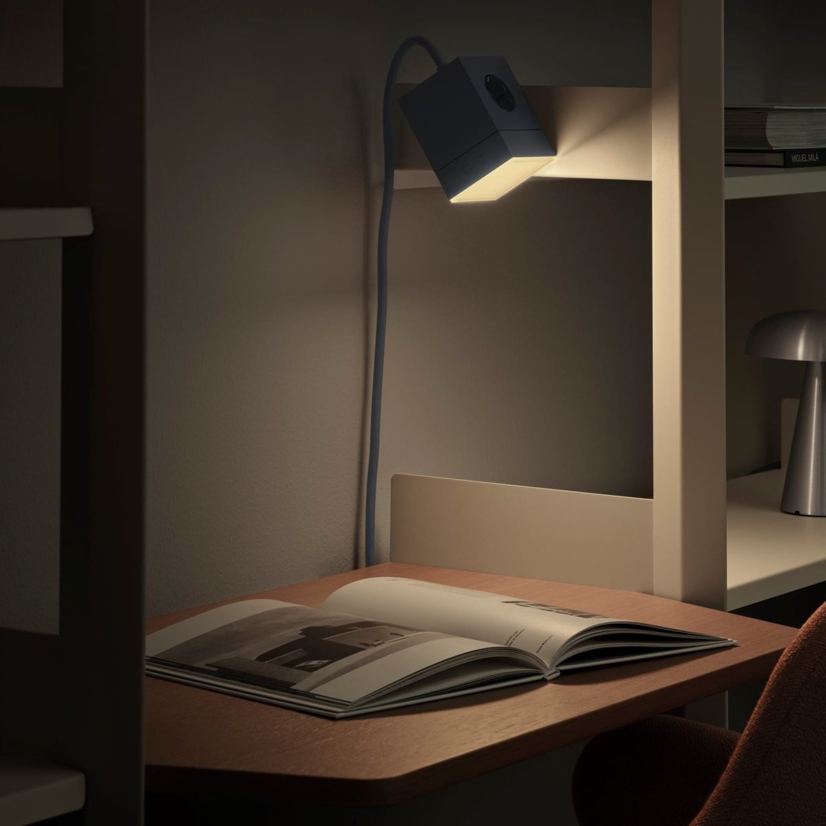 LAMP 1 - EU Blå från Avolt - Denna smidiga lilla lampa ansluts direkt i v&auml;gguttaget (230V) och passar perfekt som exempelvis nattlampa eller st&auml;mningsbelysning i hall, sovrum eller andra utrymmen d&auml;r du vill ha ett mjukt ljus.
