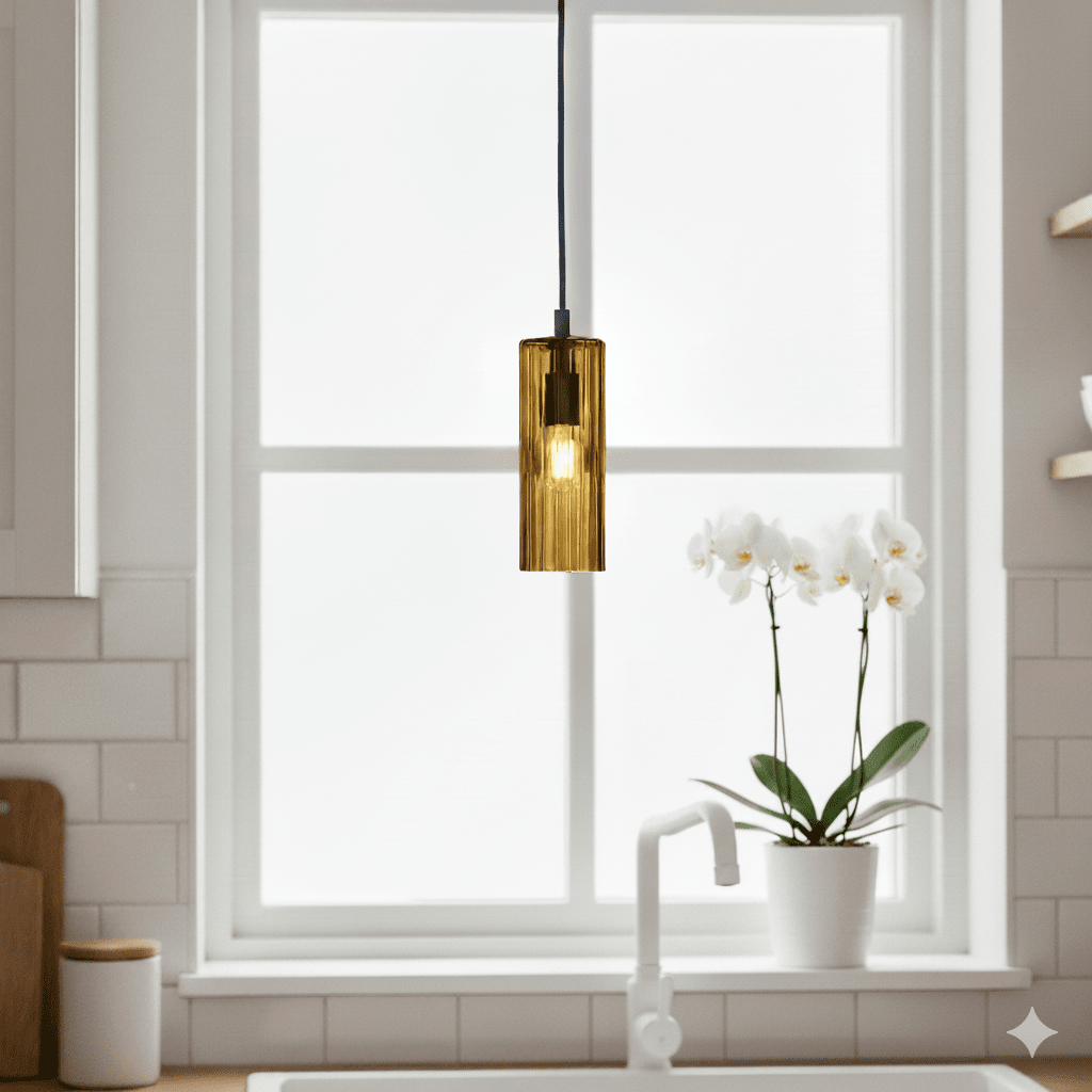 Kiera Ø7 Amber fönsterlampa från Cottex - Perfekt att placera i ett f&ouml;nster d&auml;r den b&aring;de lyser upp rummet och fungerar som en dekorativ detalj som tillf&ouml;r f&auml;rg och karakt&auml;r till inredningen.