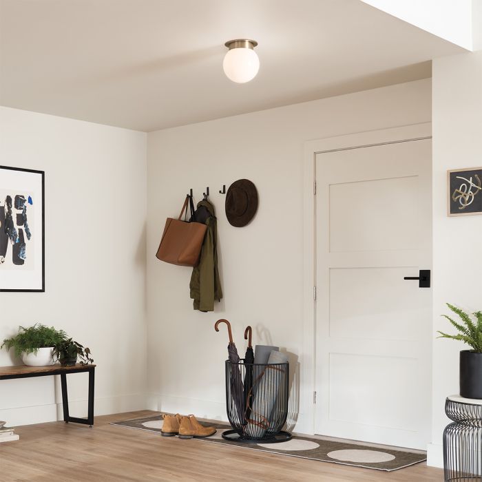 Albers Ø20 Mässing plafond från Elstead Lighting - Den klotformade kupan i glansigt opalglas sprider ett mjukt och behagligt ljus i rummet.