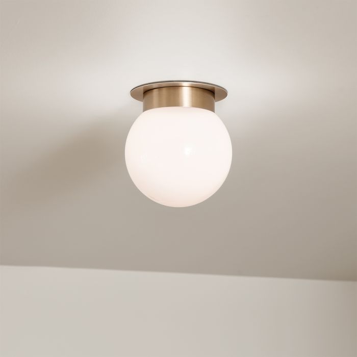 Albers Ø20 Mässing plafond från Elstead Lighting - Den klotformade kupan i glansigt opalglas sprider ett mjukt och behagligt ljus i rummet.
