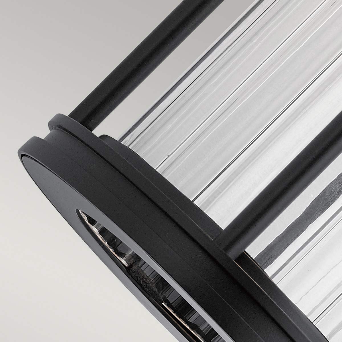 Barras Svart utelampa från Elstead Lighting - Lampan &auml;r IP44-klassad, vilket inneb&auml;r att den &auml;r skyddad mot vattenst&auml;nk och v&auml;derp&aring;verkan, vilket g&ouml;r den idealisk f&ouml;r utomhusbruk.