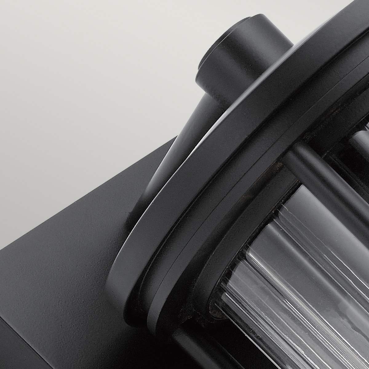 Barras Svart utelampa från Elstead Lighting - Lampan &auml;r IP44-klassad, vilket inneb&auml;r att den &auml;r skyddad mot vattenst&auml;nk och v&auml;derp&aring;verkan, vilket g&ouml;r den idealisk f&ouml;r utomhusbruk.