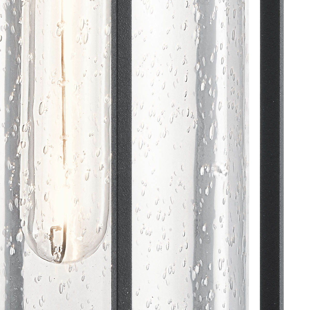 Camillo 37cm Svart utelampa från Elstead Lighting - Med sin robusta metallkonstruktion och klarglas med bubbeleffekt skapar den en vacker ljusspridning som f&ouml;rh&ouml;jer fasader, entr&eacute;er och uteplatser.