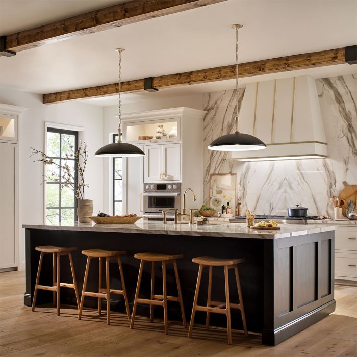 Delarosa Ø50 Svart/brons taklampa från Elstead Lighting - Delarosa takpendel &auml;r en stilfull och gener&ouml;s lampa som verkligen s&auml;tter tonen i rummet.