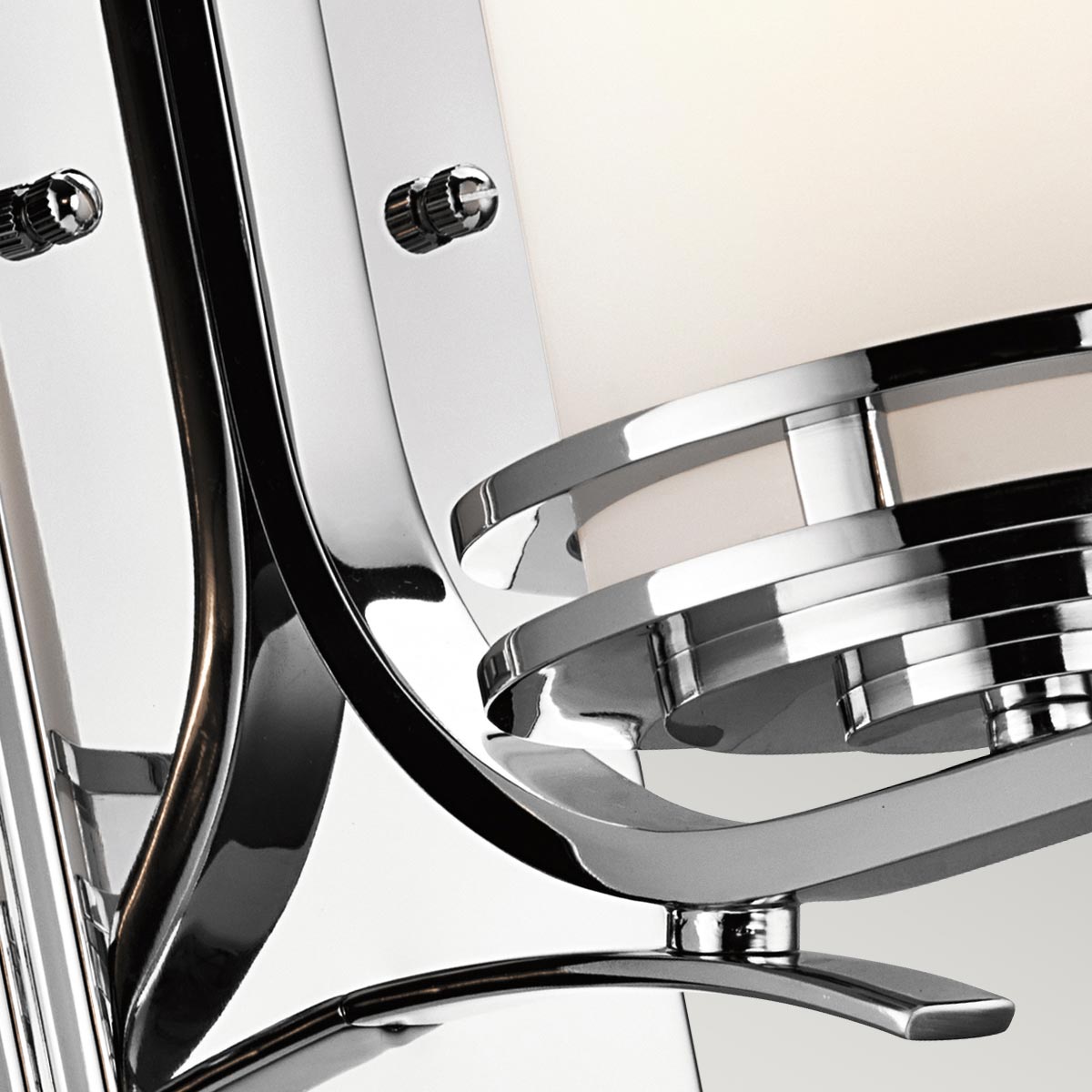 Hendrik 30cm Polerad krom badrumslampa från Elstead Lighting - Perfekt f&ouml;r den som s&ouml;ker en samtida touch i sitt hem.