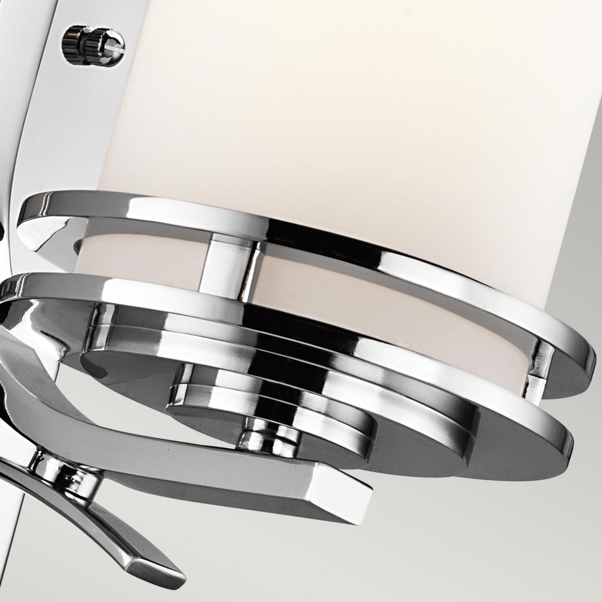 Hendrik 30cm Polerad krom badrumslampa från Elstead Lighting - Perfekt f&ouml;r den som s&ouml;ker en samtida touch i sitt hem.