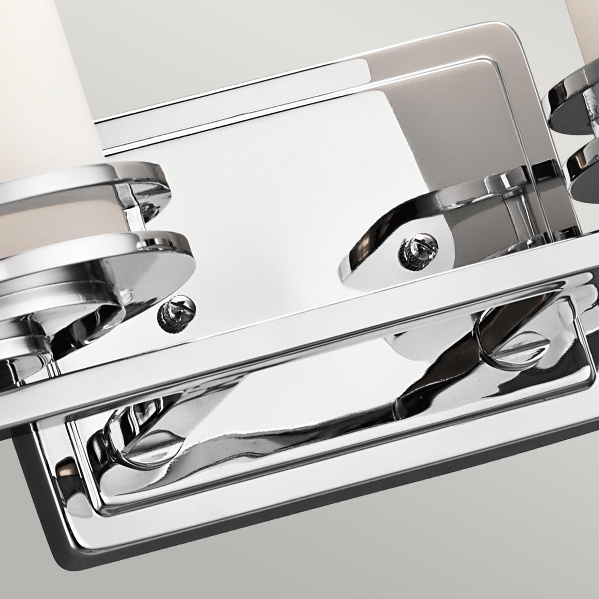 Hendrik 36cm Polerad krom badrumslampa från Elstead Lighting - Perfekt f&ouml;r den som s&ouml;ker en samtida touch i sitt hem.