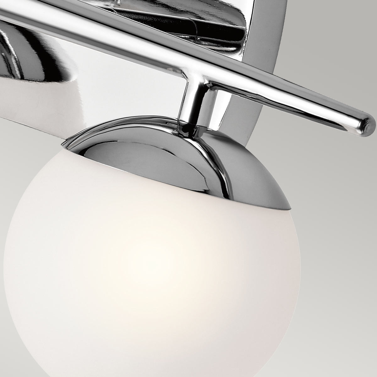 Jasper 42cm Polerad krom badrumslampa från Elstead Lighting - Ett utm&auml;rkt val f&ouml;r den som vill ge sitt hem en tidl&ouml;s och sofistikerad touch.