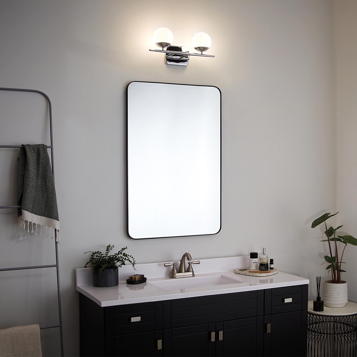 Jasper 42cm Polerad krom badrumslampa från Elstead Lighting - Ett utm&auml;rkt val f&ouml;r den som vill ge sitt hem en tidl&ouml;s och sofistikerad touch.