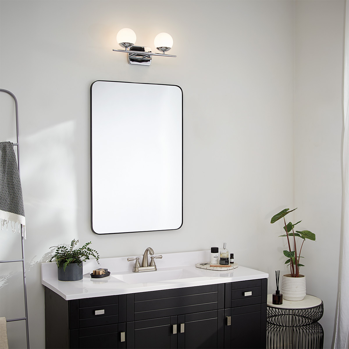 Jasper 42cm Polerad krom badrumslampa från Elstead Lighting - Ett utm&auml;rkt val f&ouml;r den som vill ge sitt hem en tidl&ouml;s och sofistikerad touch.