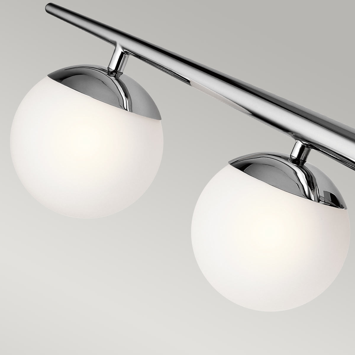 Jasper 82cm Polerad krom badrumslampa från Elstead Lighting - Ett utm&auml;rkt val f&ouml;r den som vill ge sitt hem en tidl&ouml;s och sofistikerad touch.