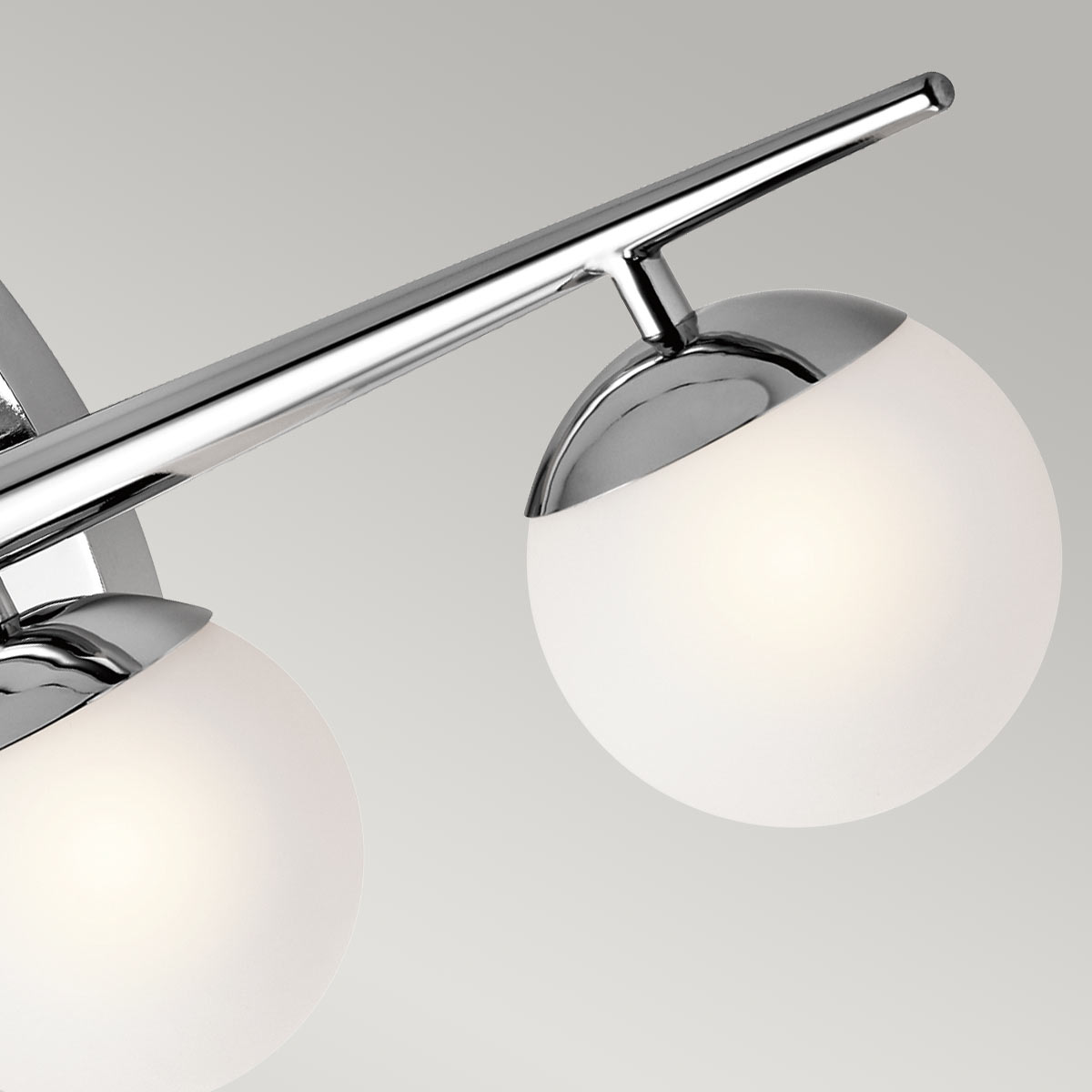 Jasper 82cm Polerad krom badrumslampa från Elstead Lighting - Ett utm&auml;rkt val f&ouml;r den som vill ge sitt hem en tidl&ouml;s och sofistikerad touch.