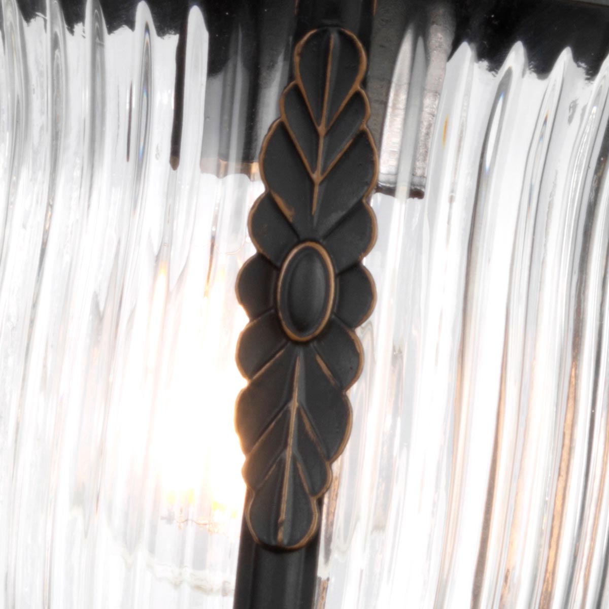 Luverne Brons utelampa från Elstead Lighting - De utsmyckade p&auml;rlm&ouml;nstren, medaljongerna och den stilfulla scrollarbetet ger lampan en klassisk charm.