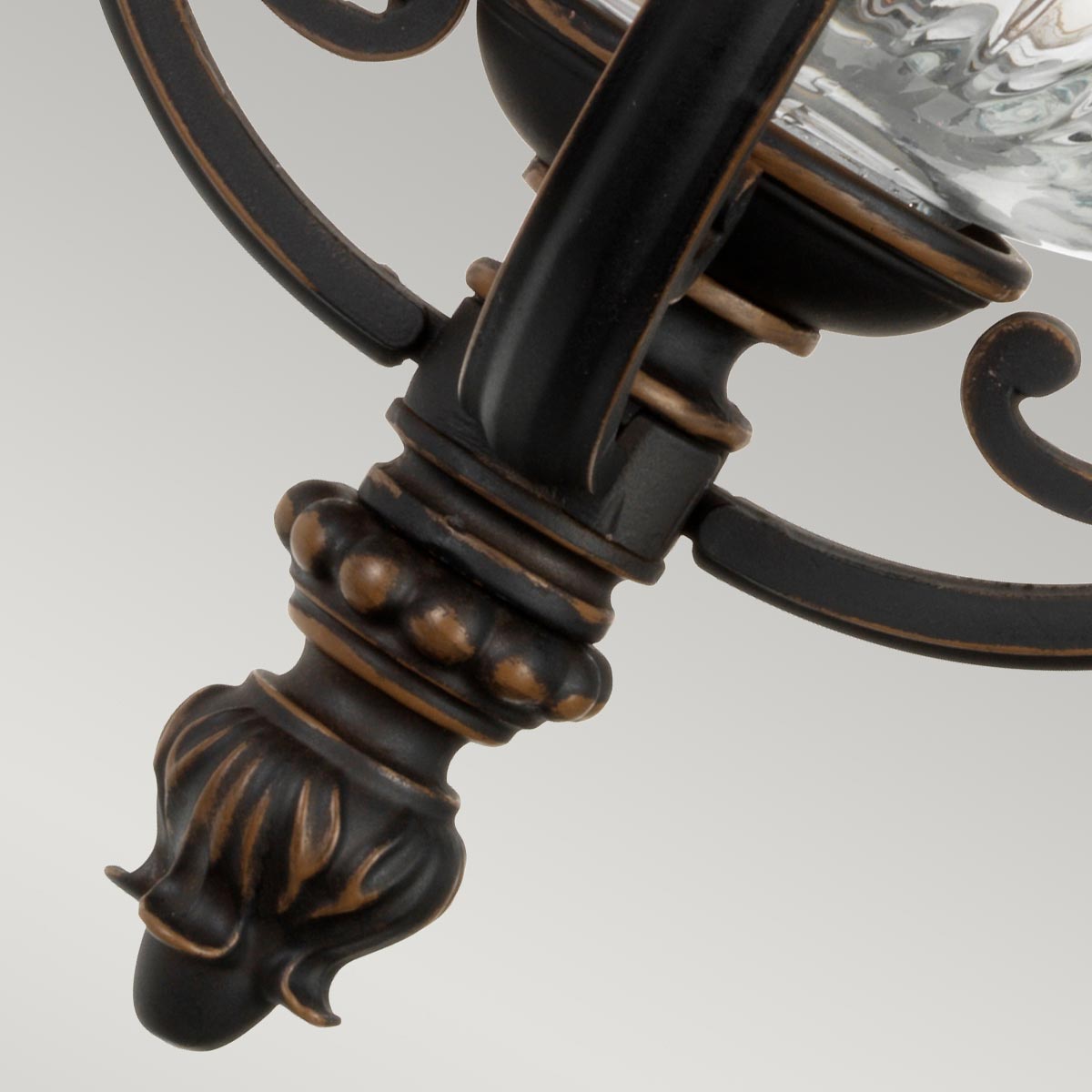 Luverne Brons utelampa från Elstead Lighting - De utsmyckade p&auml;rlm&ouml;nstren, medaljongerna och den stilfulla scrollarbetet ger lampan en klassisk charm.