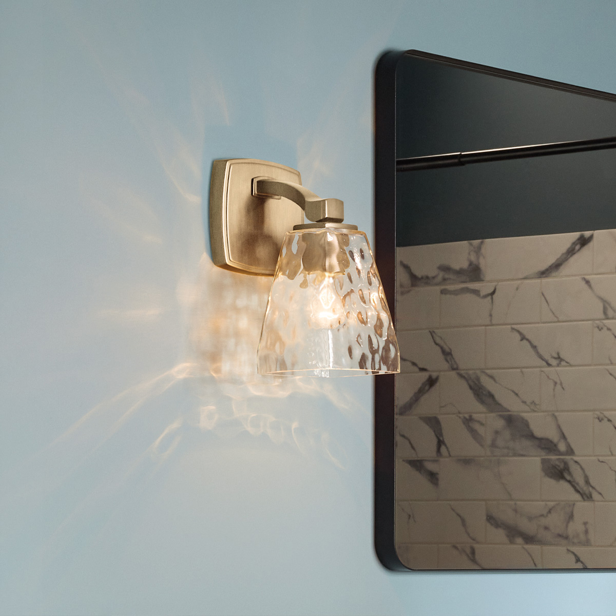 Marant 24cm Brons badrumslampa från Elstead Lighting - Sk&auml;rmen i klart strukturglas med ett vattenliknande m&ouml;nster ger lampan ett levande uttryck och skapar vackra ljusreflektioner n&auml;r lampan &auml;r t&auml;nd.