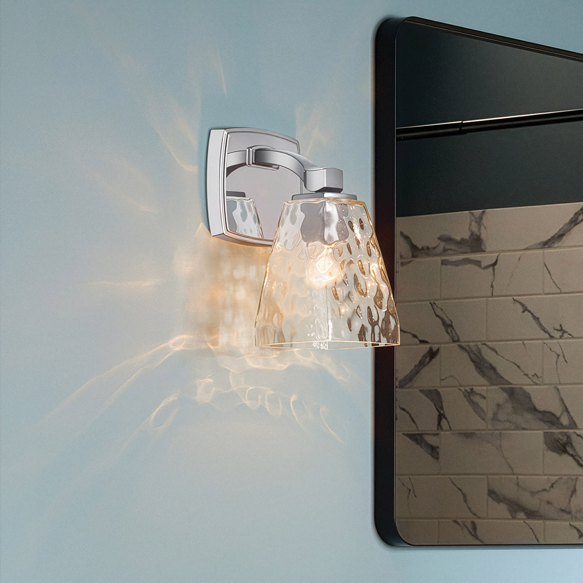 Marant 24cm Krom badrumslampa från Elstead Lighting - Sk&auml;rmen i klart strukturglas med ett vattenliknande m&ouml;nster ger lampan ett levande uttryck och skapar vackra ljusreflektioner n&auml;r lampan &auml;r t&auml;nd.
