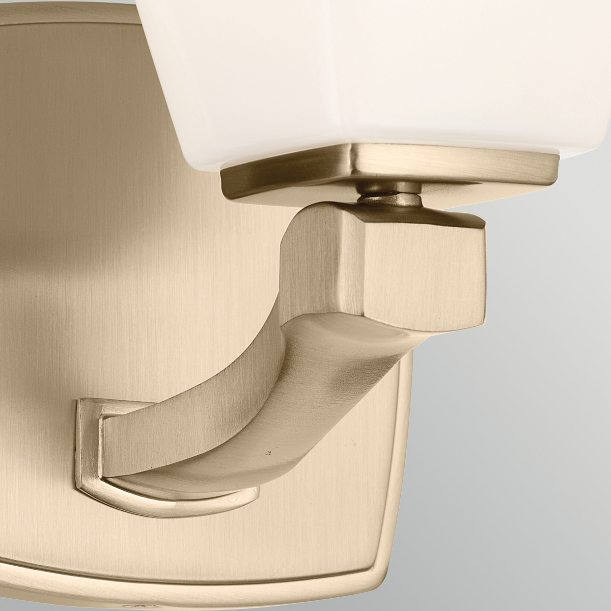 Marant 24cm Brons badrumslampa från Elstead Lighting - Armaturen &auml;r tillverkad i metall med en champagnef&auml;rgad bronsfinish och har en robust, mjukt formad arm som ger lampan en modern karakt&auml;r.