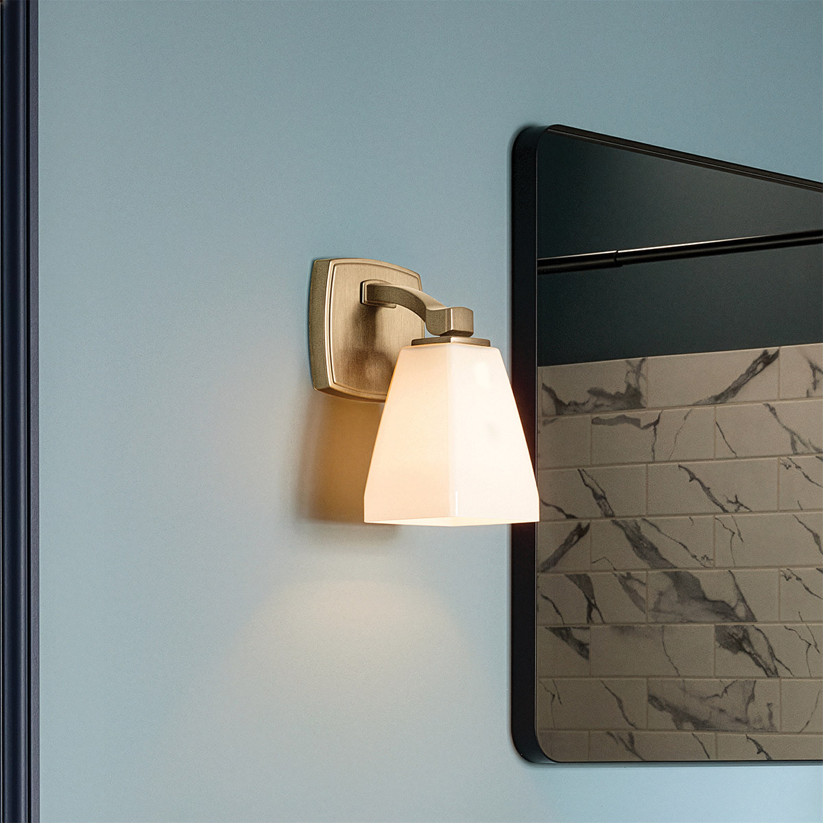 Marant 24cm Brons badrumslampa från Elstead Lighting - Armaturen &auml;r tillverkad i metall med en champagnef&auml;rgad bronsfinish och har en robust, mjukt formad arm som ger lampan en modern karakt&auml;r.