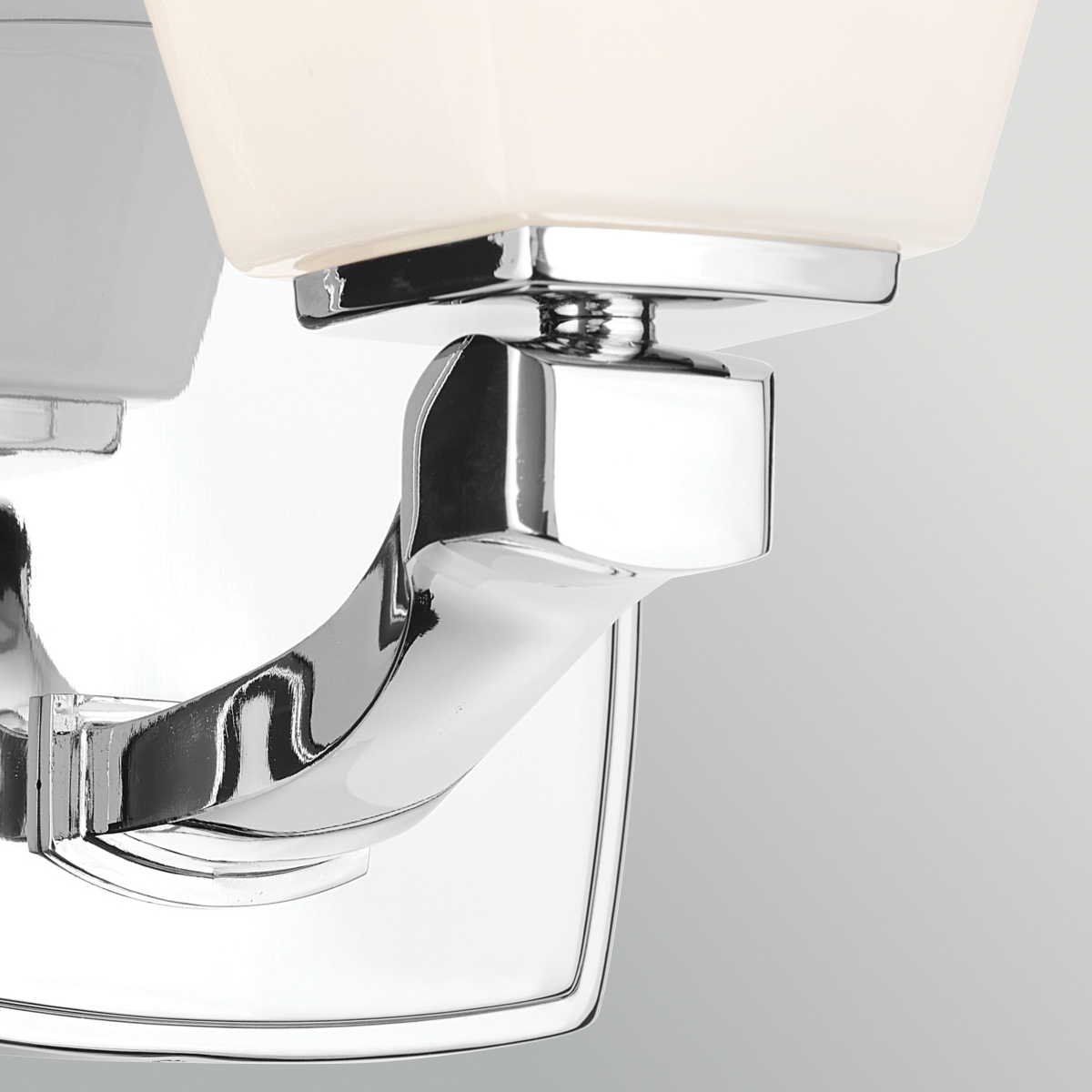Marant 24cm Krom badrumslampa från Elstead Lighting - Armaturen &auml;r tillverkad i metall med blank kromfinish och har en robust, mjukt formad arm som ger lampan en modern karakt&auml;r.