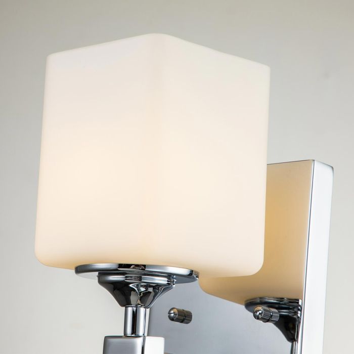 Marette 40cm Krom badrumslampa från Elstead Lighting - Marette v&auml;gglampa har en elegant tvistad arm i polerad krom och en lampsk&auml;rm i satinetserat opalglas.